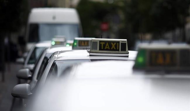 El sector del taxi está llamado a un paro de 24 horas este miércoles. | ARCHIVO ep taxi taxistas