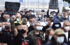 ep trabajadores de nissan barcelona levantan el brazo como signo de protesta en una manifestacion