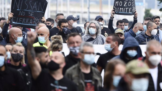 ep trabajadores de nissan barcelona levantan el brazo como signo de protesta en una manifestacion