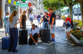 ep turistas con maletas en el paseo pereda de santander a 10 de agosto de 2025 en santander