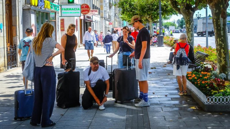 ep turistas con maletas en el paseo pereda de santander a 10 de agosto de 2025 en santander