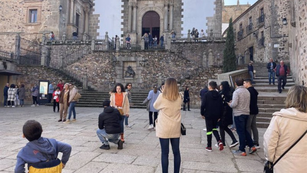 ep turistas en la parte antigua de caceres