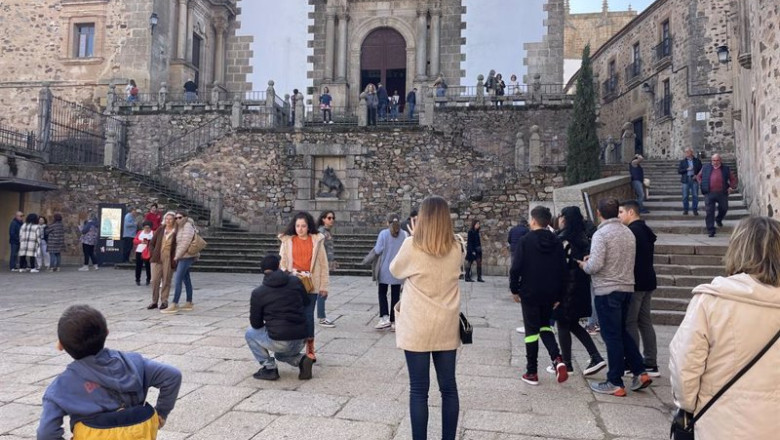 ep turistas en la parte antigua de caceres ep turistas en la parte antigua de caceres