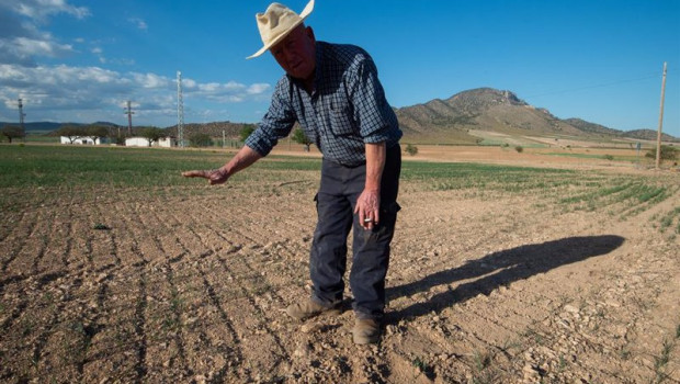 ep un agricultor muestra la tierra seca a 20 de abril de 2023 en murcia