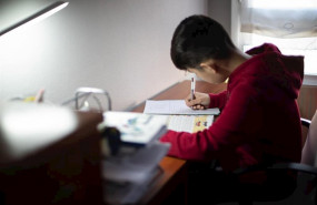 ep un estudiante hace deberes en su domicilio de vitoria durante el confinamiento