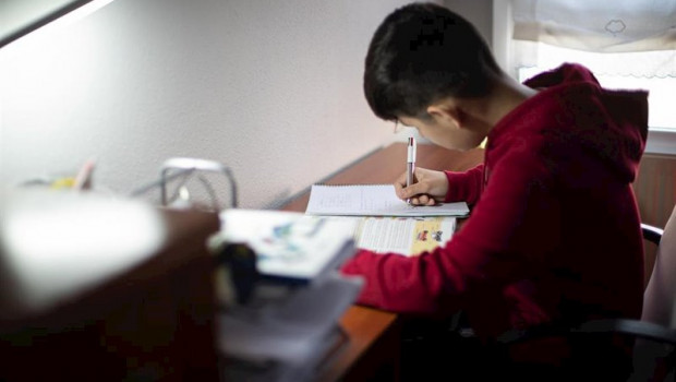 ep un estudiante hace deberes en su domicilio de vitoria durante el confinamiento