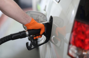 ep un hombre echa gasolina a su coche en la fase 0 de la desescalada en la que las gasolineras