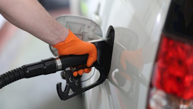ep un hombre echa gasolina a su coche en la fase 0 de la desescalada en la que las gasolineras