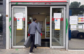 ep un hombre entrando en una oficina de empleo