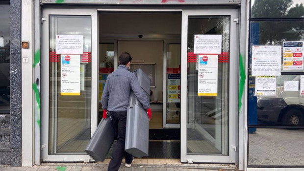 ep un hombre entrando en una oficina de empleo