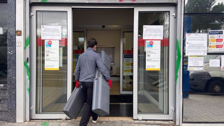 ep un hombre entrando en una oficina de empleo ep un hombre entrando en una oficina de empleo