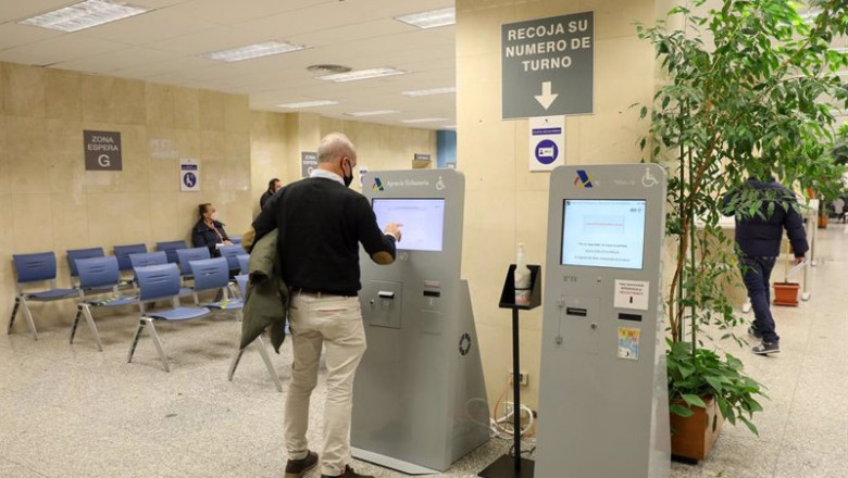 Un hombre recoge su turno en una oficina de la Agencia Tributaria. | Marta Fernández Jara - Europa Press ep un hombre recoge su turno en una oficina de la agencia tributaria