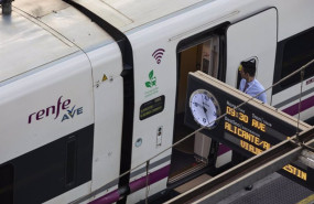 ep un trabajador de renfe en las puertas de un ave en la estacion puerta de atocha