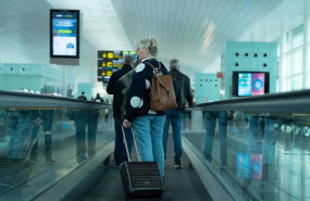 ep una mujer camina con su maleta en una cita en el aeropuerto de el prat