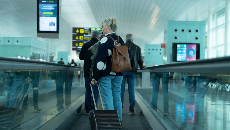 ep una mujer camina con su maleta en una cita en el aeropuerto de el prat ep una mujer camina con su maleta en una cita en el aeropuerto de el prat