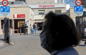 ep una mujer protegida con mascarilla pasea cerca de la puerta de urgencias del hospital gregorio