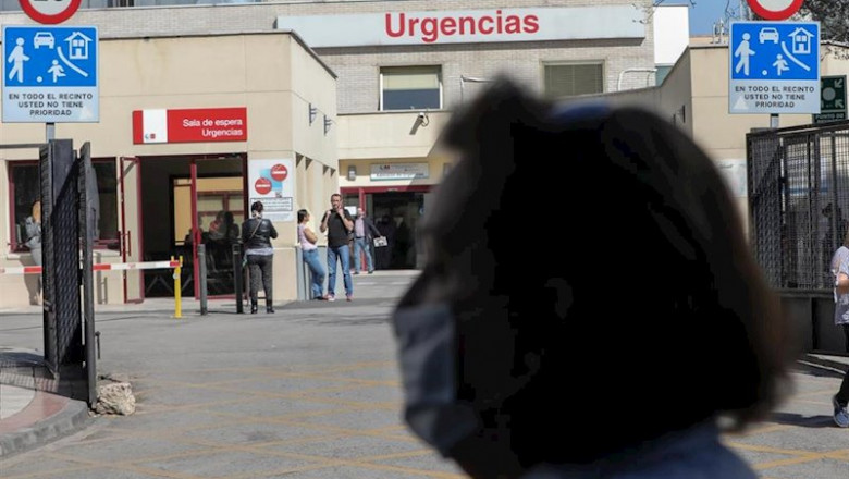 Una mujer protegida con mascarilla pasea cerca de la puerta de Urgencias del Hospital Gregorio Marañón, un día después de que el presidente del Gobierno, Pedro Sánchez, declarase el Estado de Alarma debido a la crisis del coronavirus en España, en Madrid | Jesús Hellín - Europa Press ep una mujer protegida con mascarilla pasea cerca de la puerta de urgencias del hospital gregorio