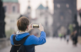 ep una turista fotografia el puente de carlos en praga con su smartphone