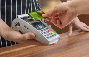 ep unicaja banco incentiva el uso de tarjetas de pago con un sorteo de 10 tarjetas regalo de 200