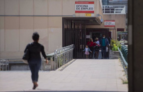 ep varias personas en la puerta de una oficina del sepe el dia en el que se han conocido los datos