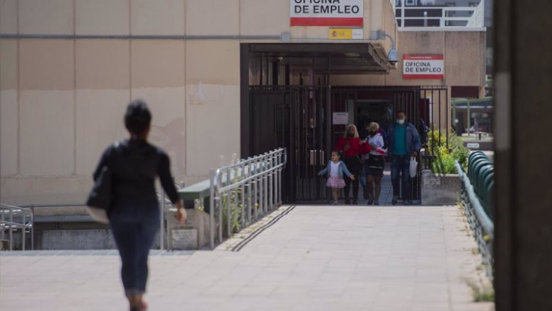 Varias personas en la puerta de una oficina del SEPE. | Alberto Ortega - Europa Press ep varias personas en la puerta de una oficina del sepe el dia en el que se han conocido los datos