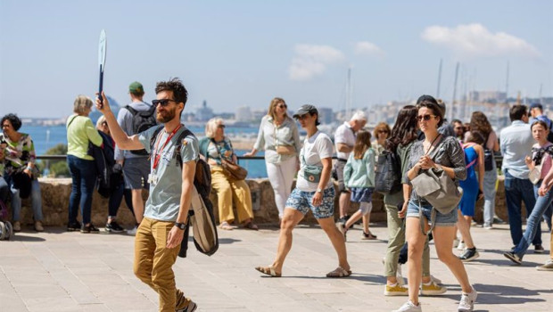 ep varios turistas en una calle de palma de mallorca a 16 de abril de 2024 en palma de mallorca