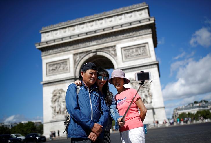 les-touristes-s-emparent-du-point-de-repere-de-paris-l-arc-de-triomphe-sur-l-avenue-des-champs-elysees-en-france-le-3-aout-2017 les-touristes-s-emparent-du-point-de-repere-de-paris-l-arc-de-triomphe-sur-l-avenue-des-champs-elysees-en-france-le-3-aout-2017