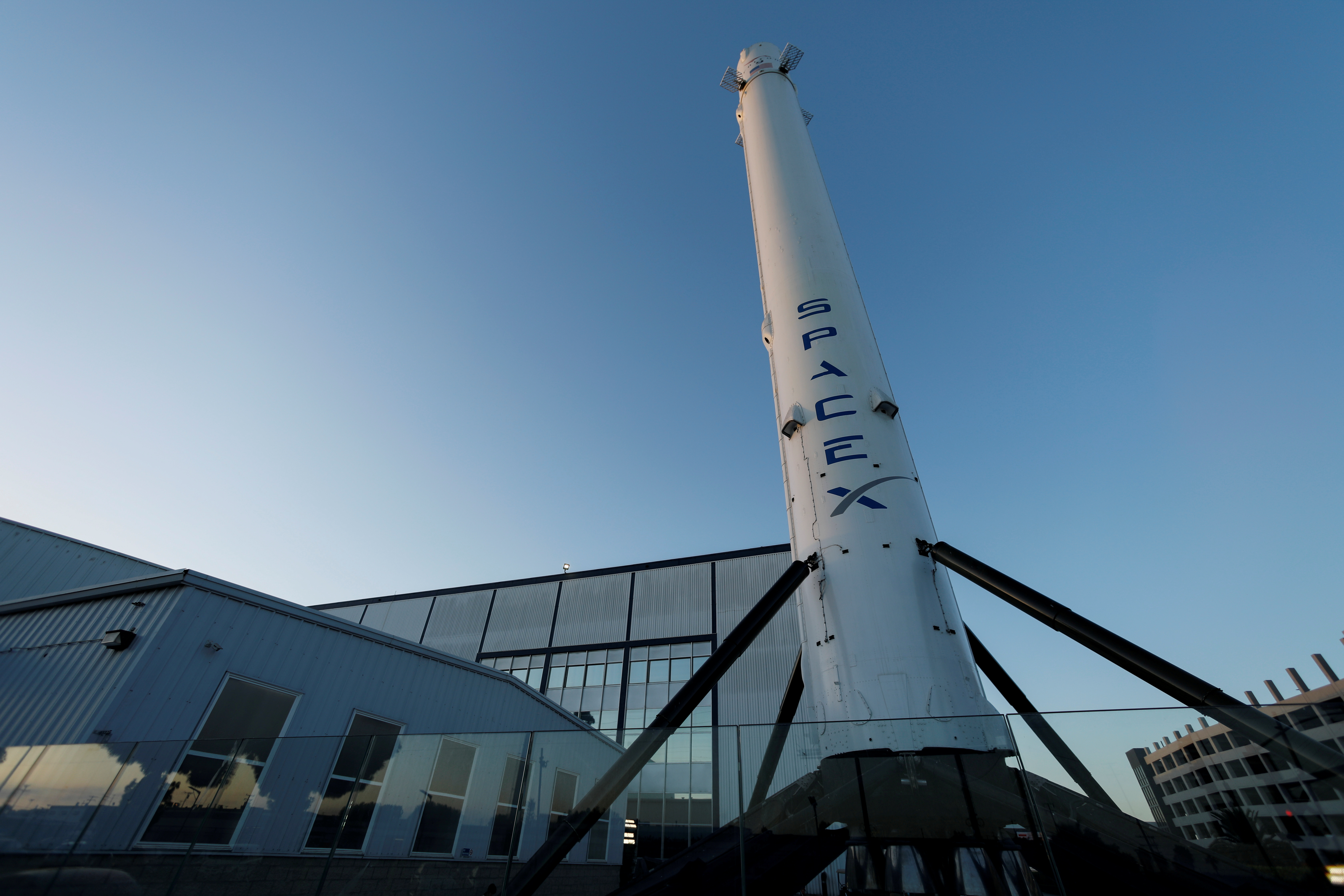 spacex-va-supprimer-10-de-ses-effectifs