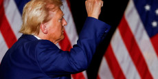 donald trump fait un geste lors d un rassemblement a las vegas 20241030185215 