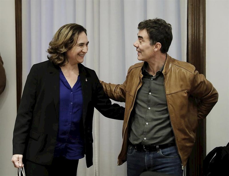 ep ada colau y eduardo santos en una reunion en barcelona
