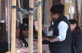 ep archivo camarera atendiendo clientes en una terraza ep archivo camarera atendiendo clientes en una terraza