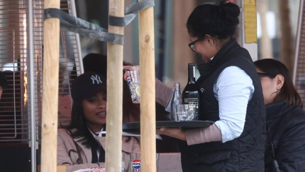 ep archivo   camarera atendiendo clientes en una terraza