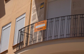 ep archivo   cartel de se vende en un balcon de una vivienda de barcelona