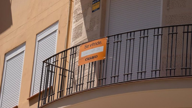 ep archivo   cartel de se vende en un balcon de una vivienda de barcelona