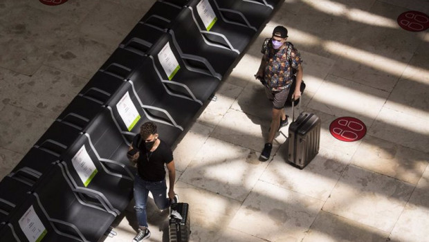 ep archivo   dos personas con maletas en la terminal t4 del aeropuerto adolfo suarez madrid barajas