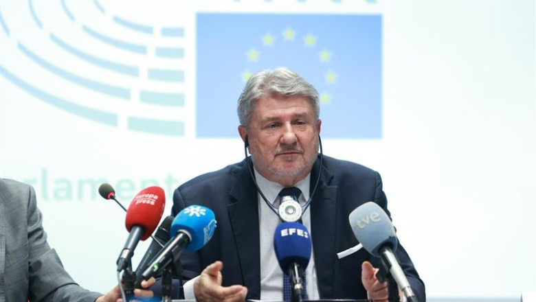 Archivo - El presidente de la delegación de la Comisión de Peticiones del Parlamento Europeo, Bogdan Rzonca, atiende a los medios de comunicación. A 28 de mayo de 2025, en Sevilla (Andalucía, España). | Rocío Ruz - Europa Press - Archivo ep archivo el presidente de la delegacion de la comision de peticiones del parlamento europeo