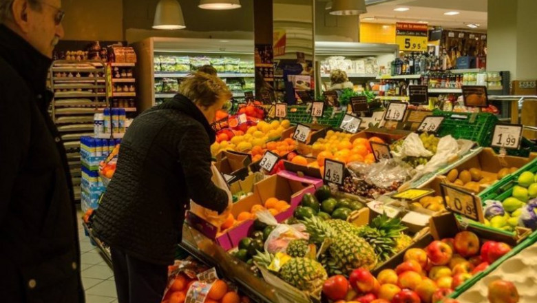 ep archivo gente comprando fruta ep archivo gente comprando fruta