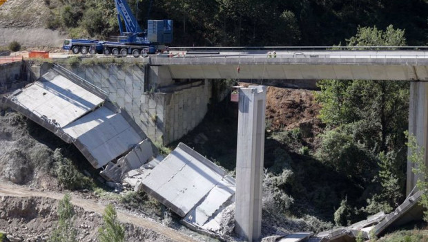 ep archivo   gruas trabajan durante el desmontaje de las pilas 1 y 2 del viaducto de o castro en el