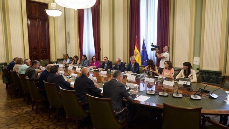 Archivo - Mesa de reunión durante el primer consejo agrario con la representación renovada de las organizaciones profesionales agrarias Asaja, COAG, Unión de Pequeños Agricultores y ganaderos (UPA) y Unión de Uniones de Agricultores y Ganaderos (UdU), | Jesús Hellín - Europa Press - Archivo ep archivo mesa de reunion durante el primer consejo agrario con la representacion renovada de las