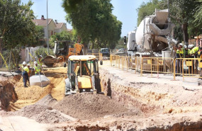 ep archivo   trabajadores de la construccion en una obra al aire libre en las horas centrales del