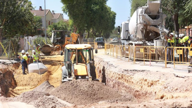 ep archivo   trabajadores de la construccion en una obra al aire libre en las horas centrales del