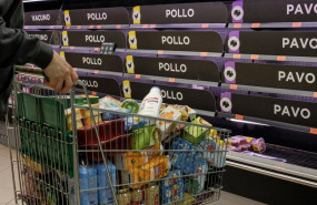 ep archivo   un cliente realiza la compra en un supermercado 20250630103604