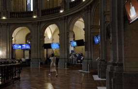 ep archivo   una mujer camina por el interior de la bolsa de madrid