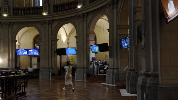 ep archivo   una mujer camina por el interior de la bolsa de madrid