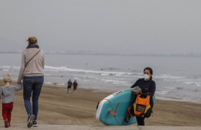 ep archivo   una mujer sale con mascarilla de la playa la malvarrosa en valencia comunidad
