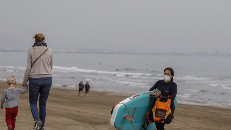 Archivo - Una mujer sale con mascarilla de la playa la Malvarrosa en Valencia, Comunidad Valenciana (España), a 1 de abril de 2021. Ayer, 31 de marzo entró en vigor el Proyecto de Ley de medidas urgentes de prevención, contención y coordinación para hacer | ROBER SOLSONA - Europa Press - Archivo ep archivo una mujer sale con mascarilla de la playa la malvarrosa en valencia comunidad