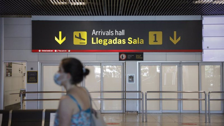 Una persona con mascarilla pasa junto a la entrada de la sala de llegadas 1 de la Terminal 1 del Aeropuerto de Barajas | Jesús Hellín - Europa Press - Archivo ep archivo una persona con mascarilla pasa junto a la entrada de la sala de llegadas 1 de la