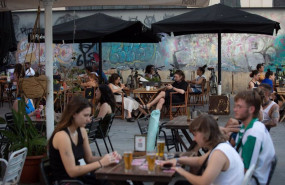 ep archivo   varias personas sentadas en la terraza de un bar en barcelona