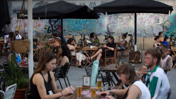 ep archivo   varias personas sentadas en la terraza de un bar en barcelona