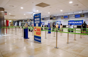 ep archivo   varios pasajeros en la cola de facturacion de los mostradores de ryanair en el